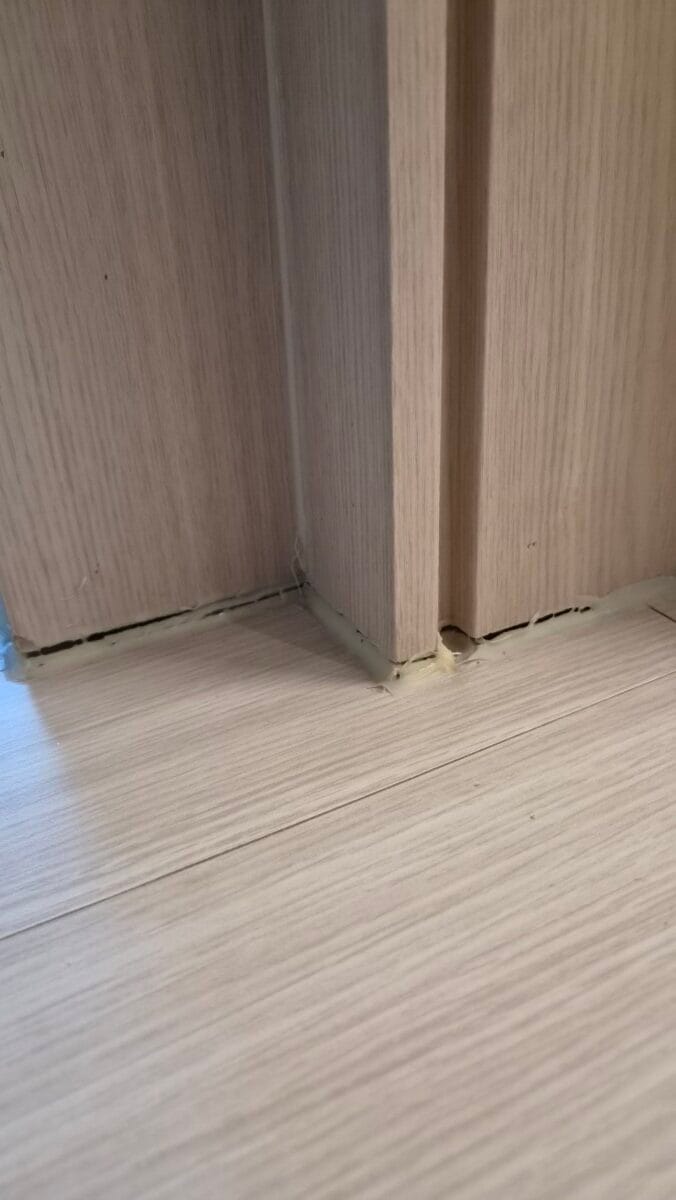 힐스테이트범어센트럴 거실 바닥 걸레받이 실리콘 벌어짐 시공 전