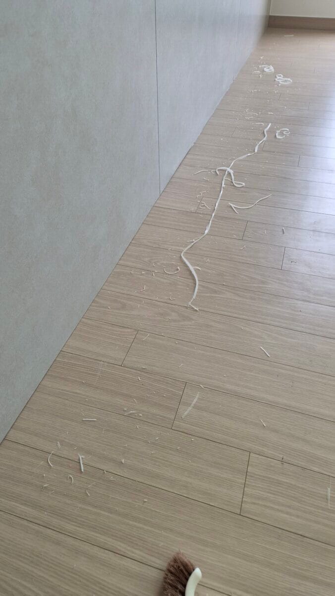 거실 걸레받이 기존 실리콘 전체 제거 작업