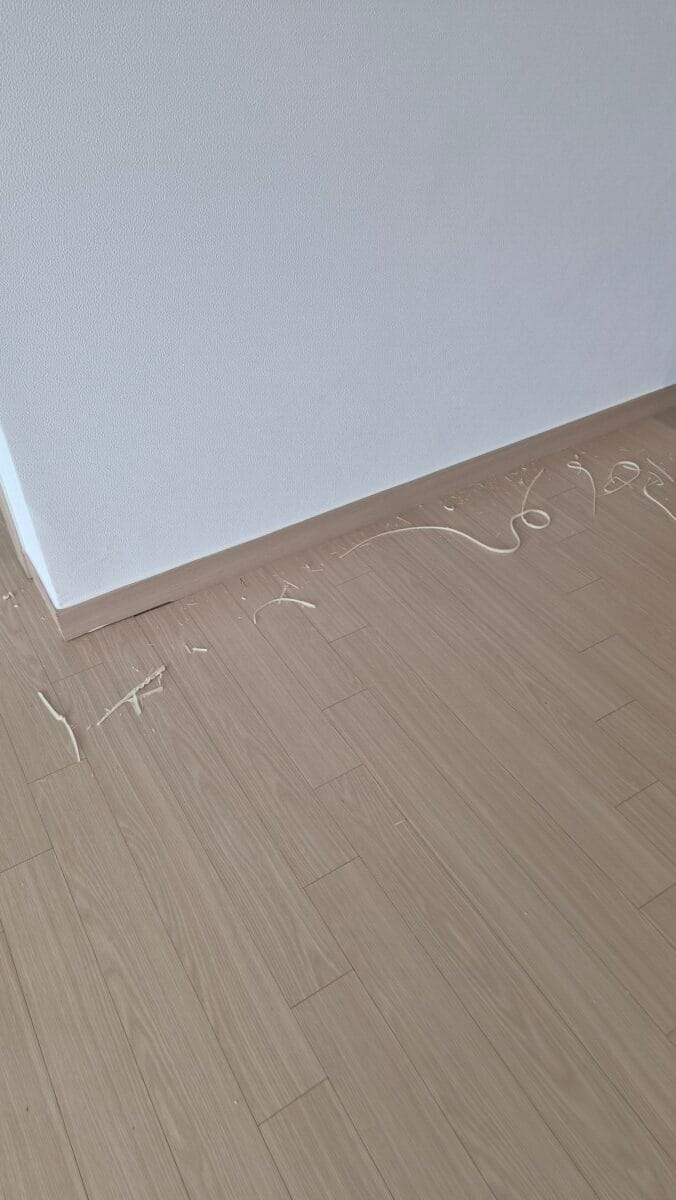 거실 걸레받이 기존 실리콘 전체 제거 작업