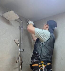 대구코킹마스터 대표가 직접 욕실 실리콘 코킹 시공하는 모습