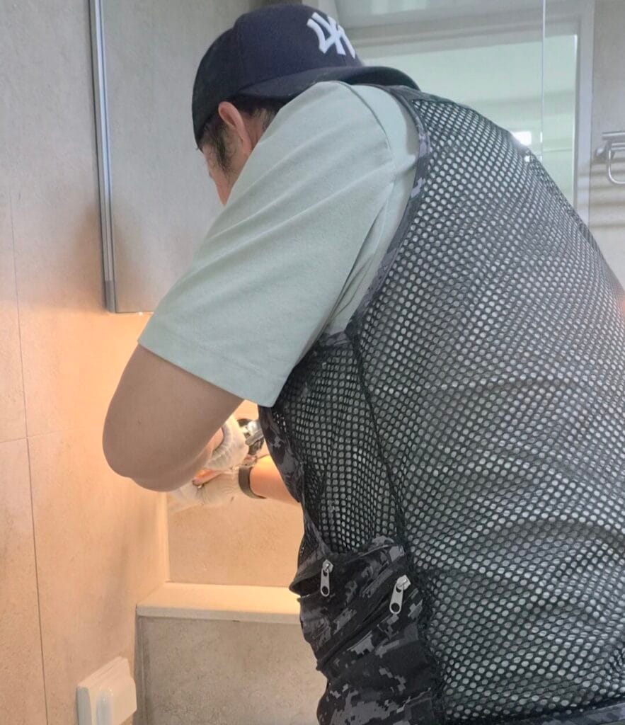 대구 욕실 실리콘 재시공 - 안방욕실 실리콘 도포 작업 중 1