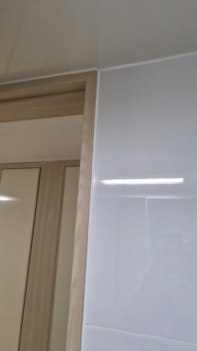 욕실 문틀 상단과 천장 라인 흰색 실리콘 마감