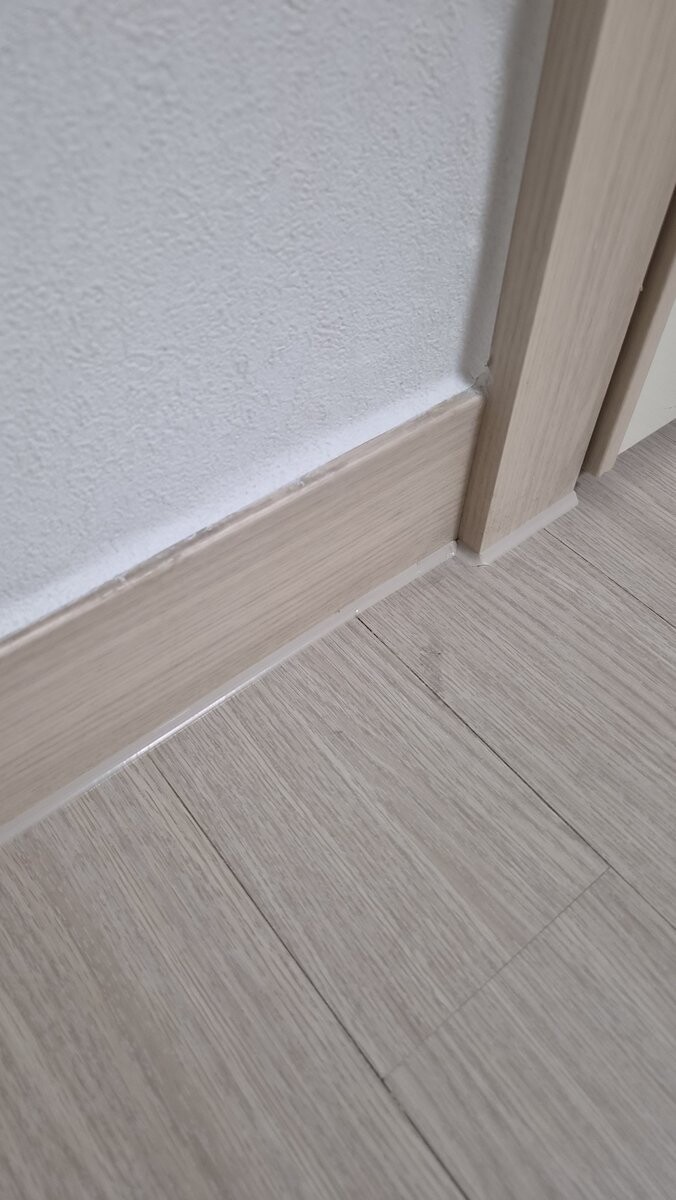 걸레받이와 문틀 하단 베이지색 실리콘 마감