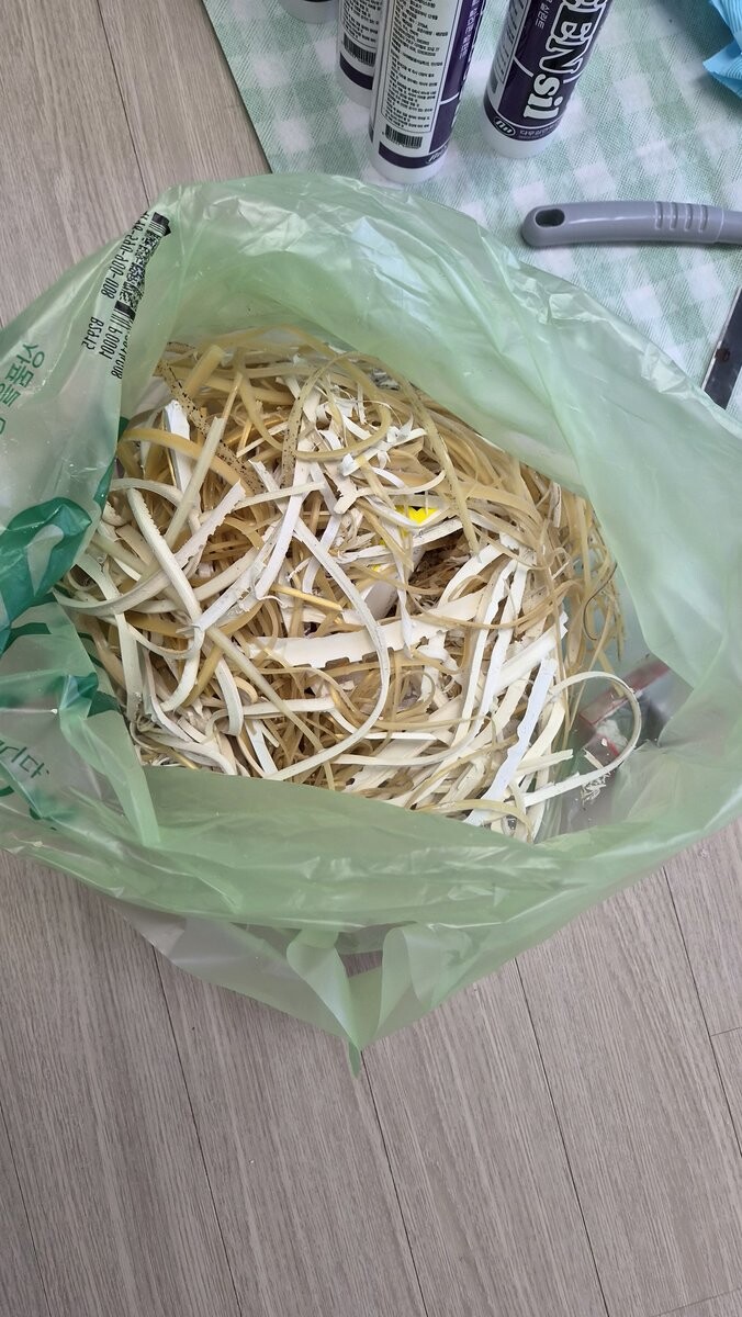 봉투 하나를 가득 채운 철거 실리콘